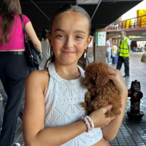 Cachorro Gold Di Ágora con su familia