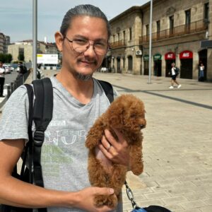 Cachorro Gold Di Ágora con su familia